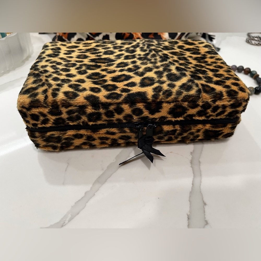 Jewelry Box- Zipper Closure - Picture 2 of 7